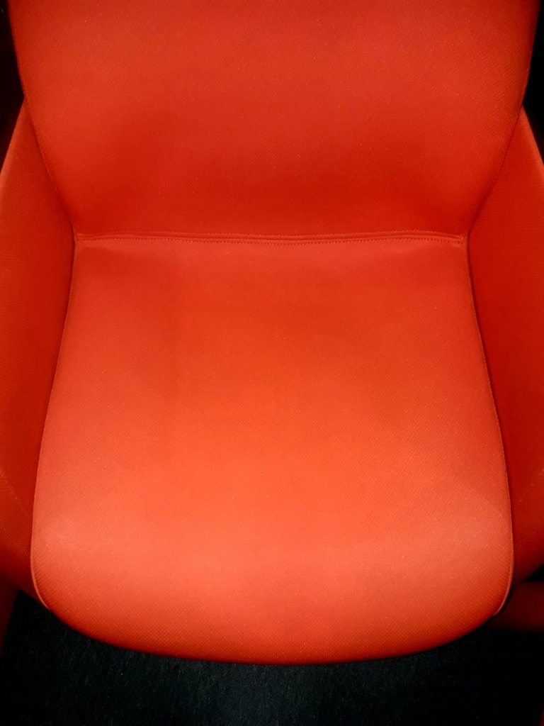 Butaca naranja limpia
